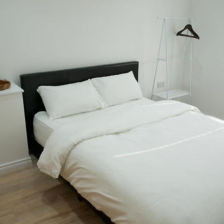Modern 3 Bedroom Coastal Homeニューリー エクステリア 写真