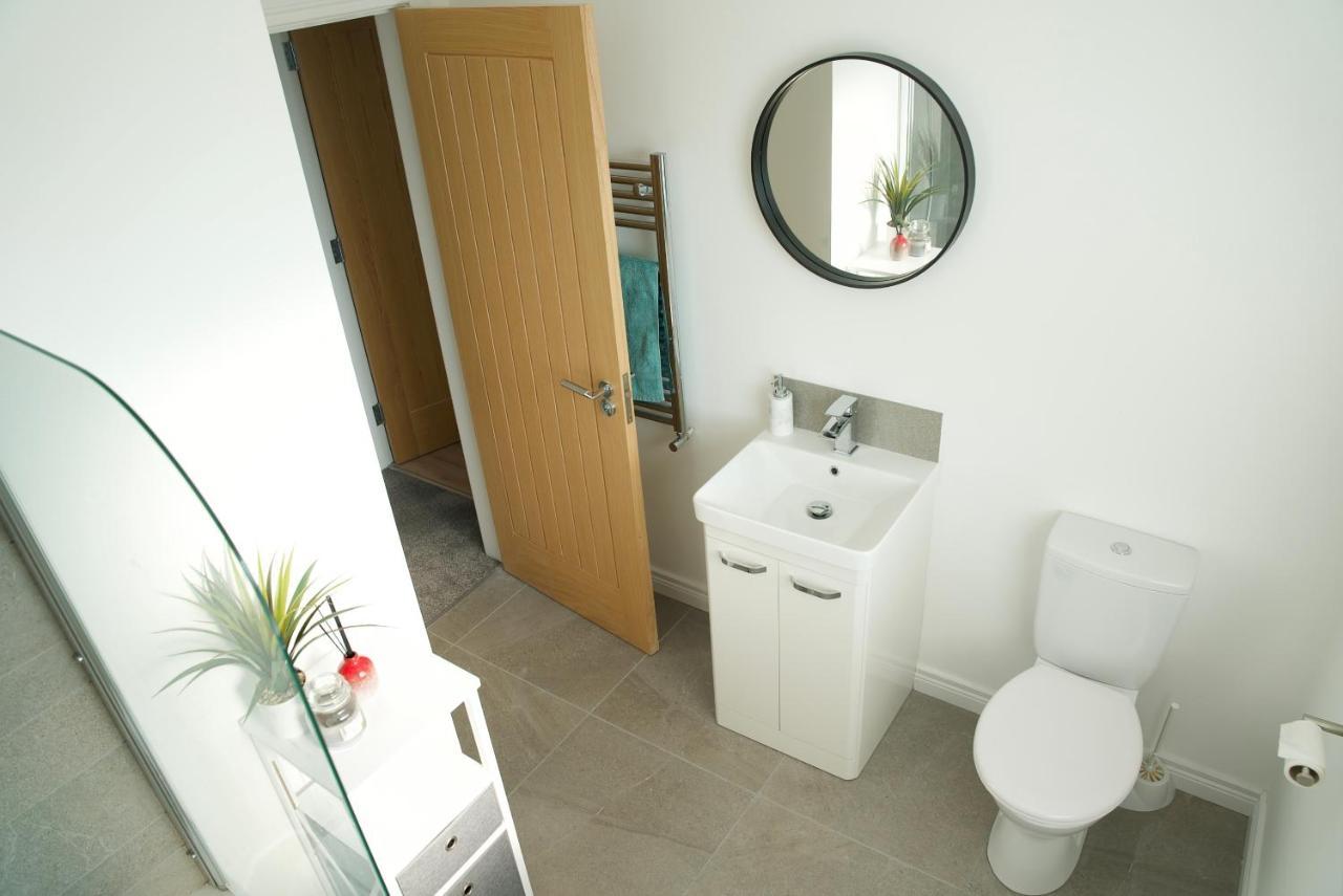 Modern 3 Bedroom Coastal Homeニューリー エクステリア 写真