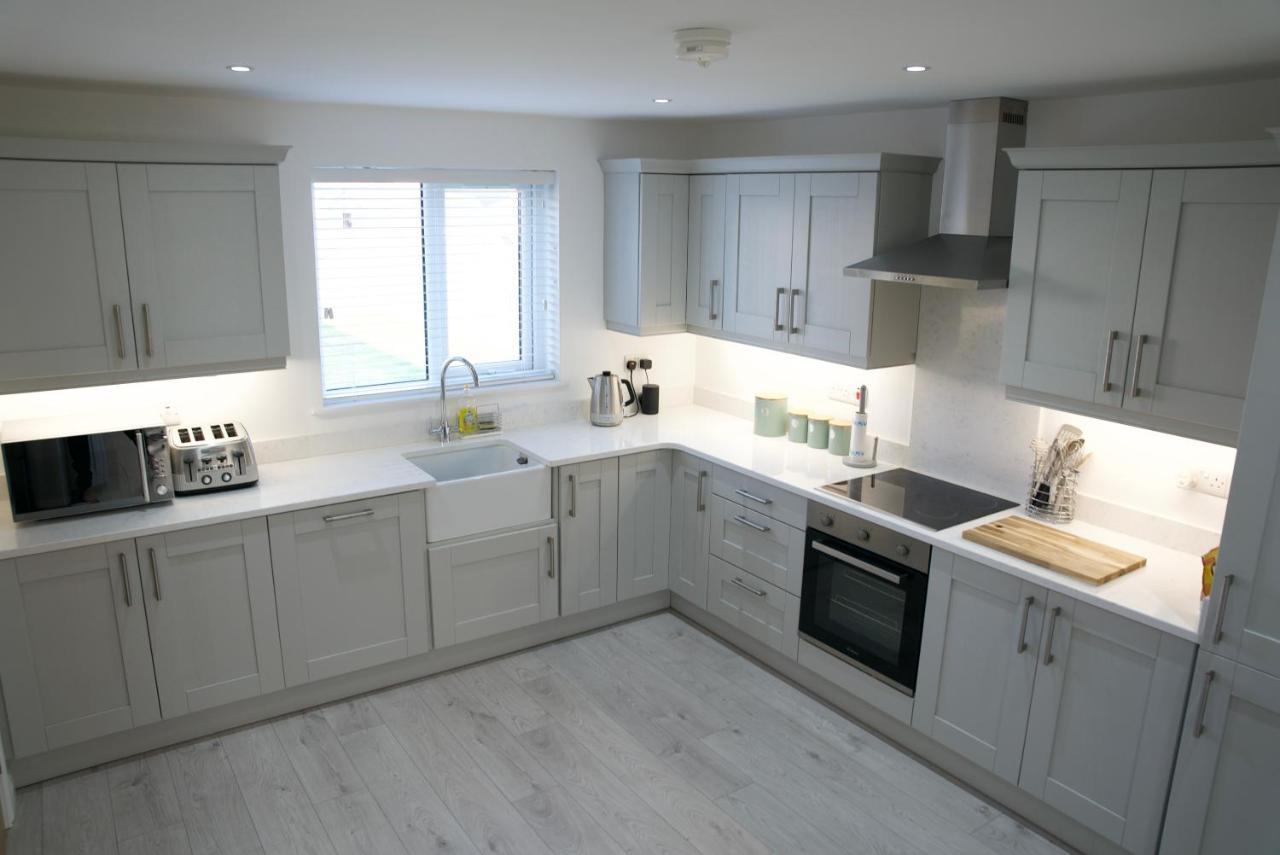 Modern 3 Bedroom Coastal Homeニューリー エクステリア 写真