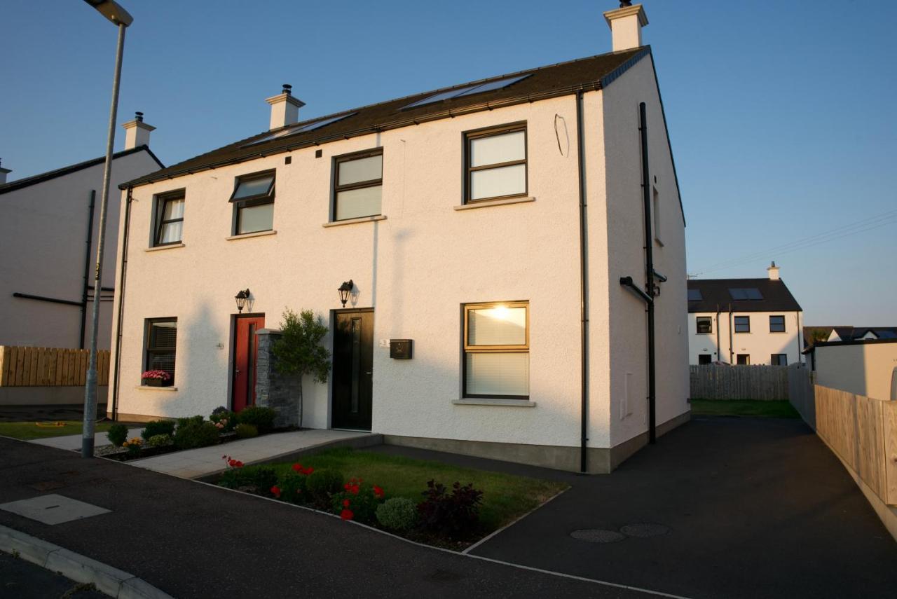Modern 3 Bedroom Coastal Homeニューリー エクステリア 写真
