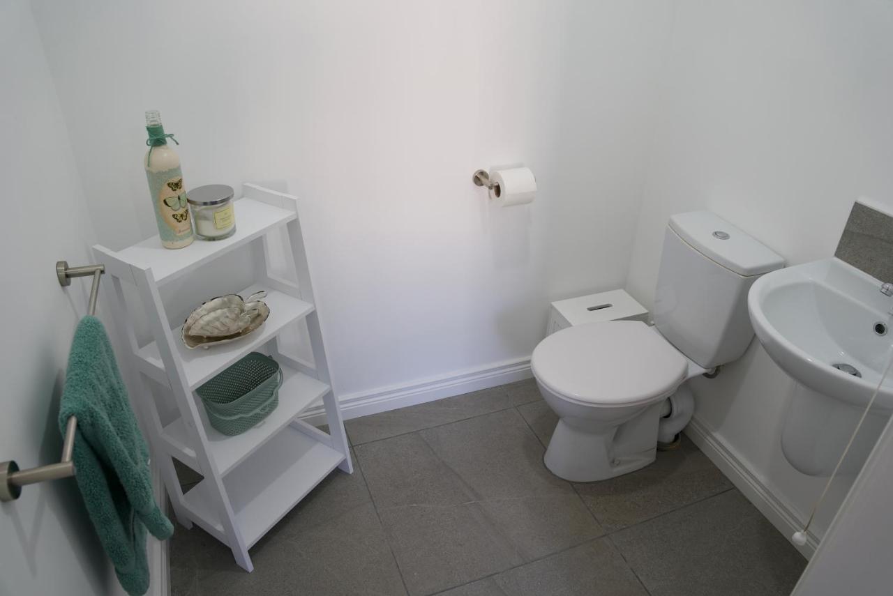 Modern 3 Bedroom Coastal Homeニューリー エクステリア 写真