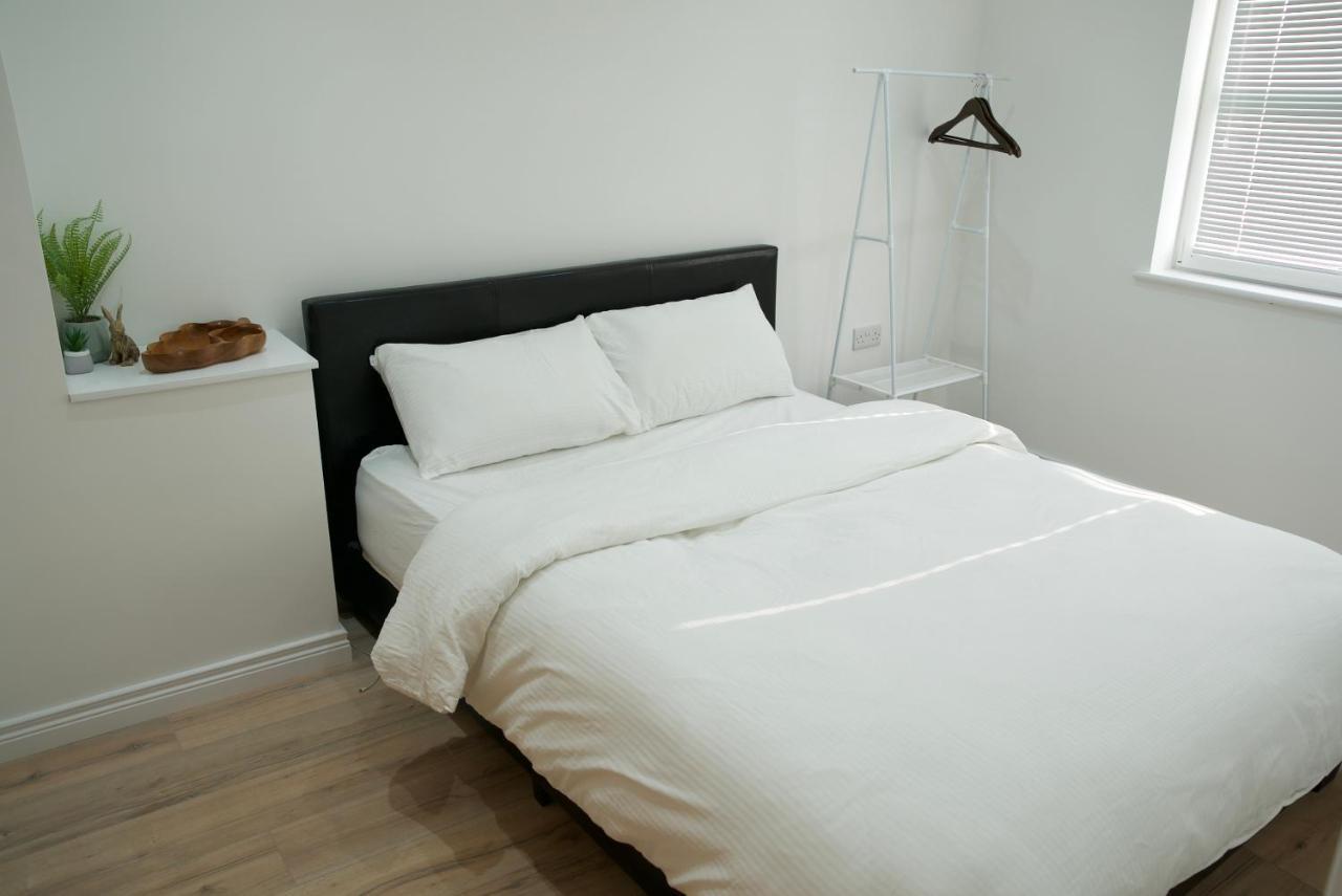 Modern 3 Bedroom Coastal Homeニューリー エクステリア 写真