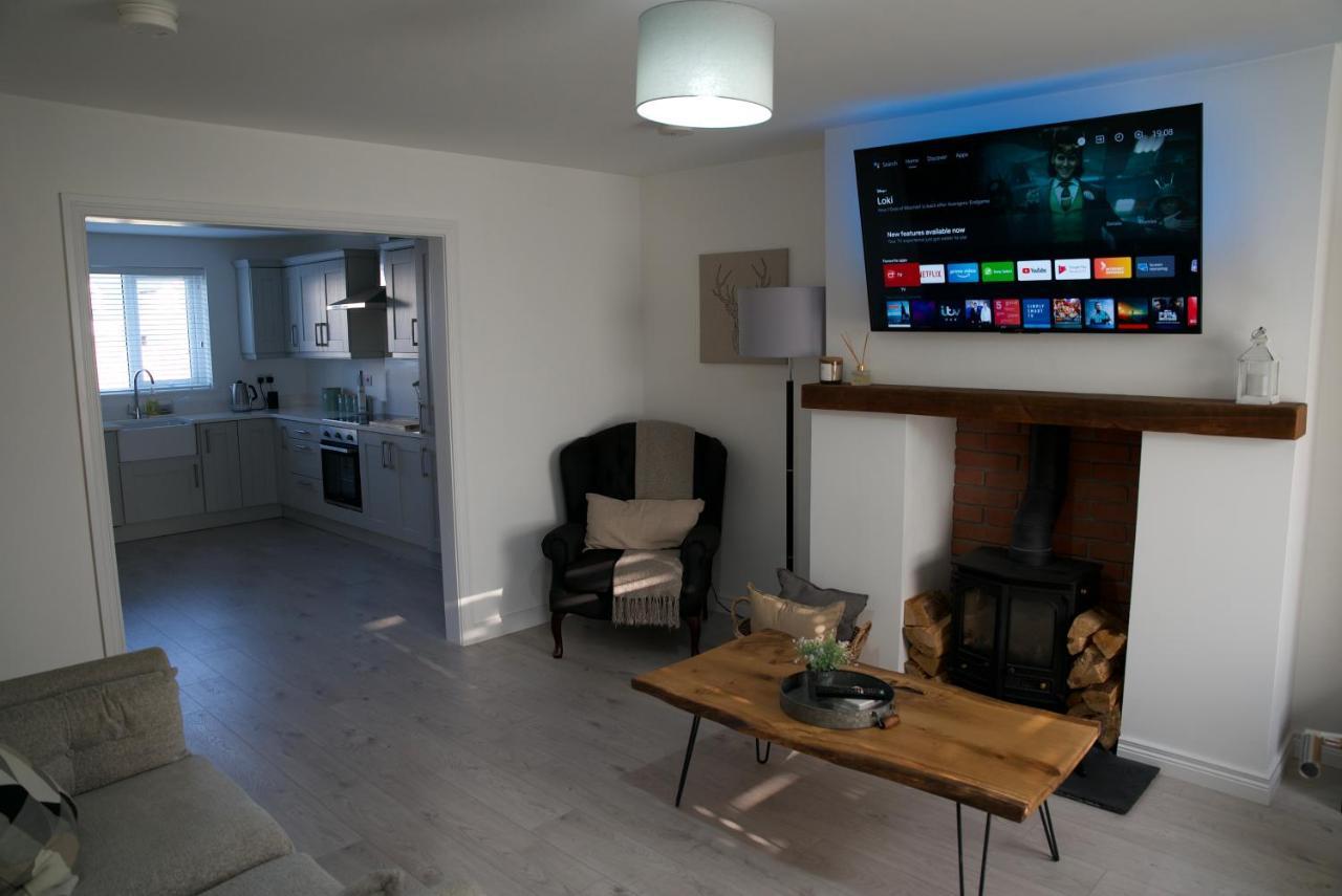 Modern 3 Bedroom Coastal Homeニューリー エクステリア 写真