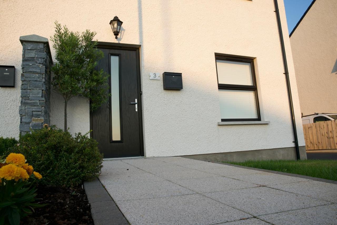 Modern 3 Bedroom Coastal Homeニューリー エクステリア 写真